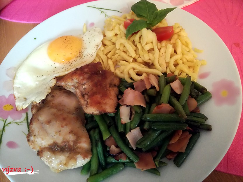 fazolky na slanině, kuřecí stehenní steak, špecle a sázené vejce